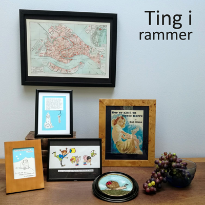 Indrammede kort, børnebogsillustrationer og vintage reklamer hængt op i organiseret kaos