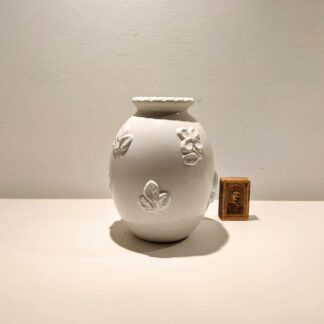 Hvid vase med påsatte blomster