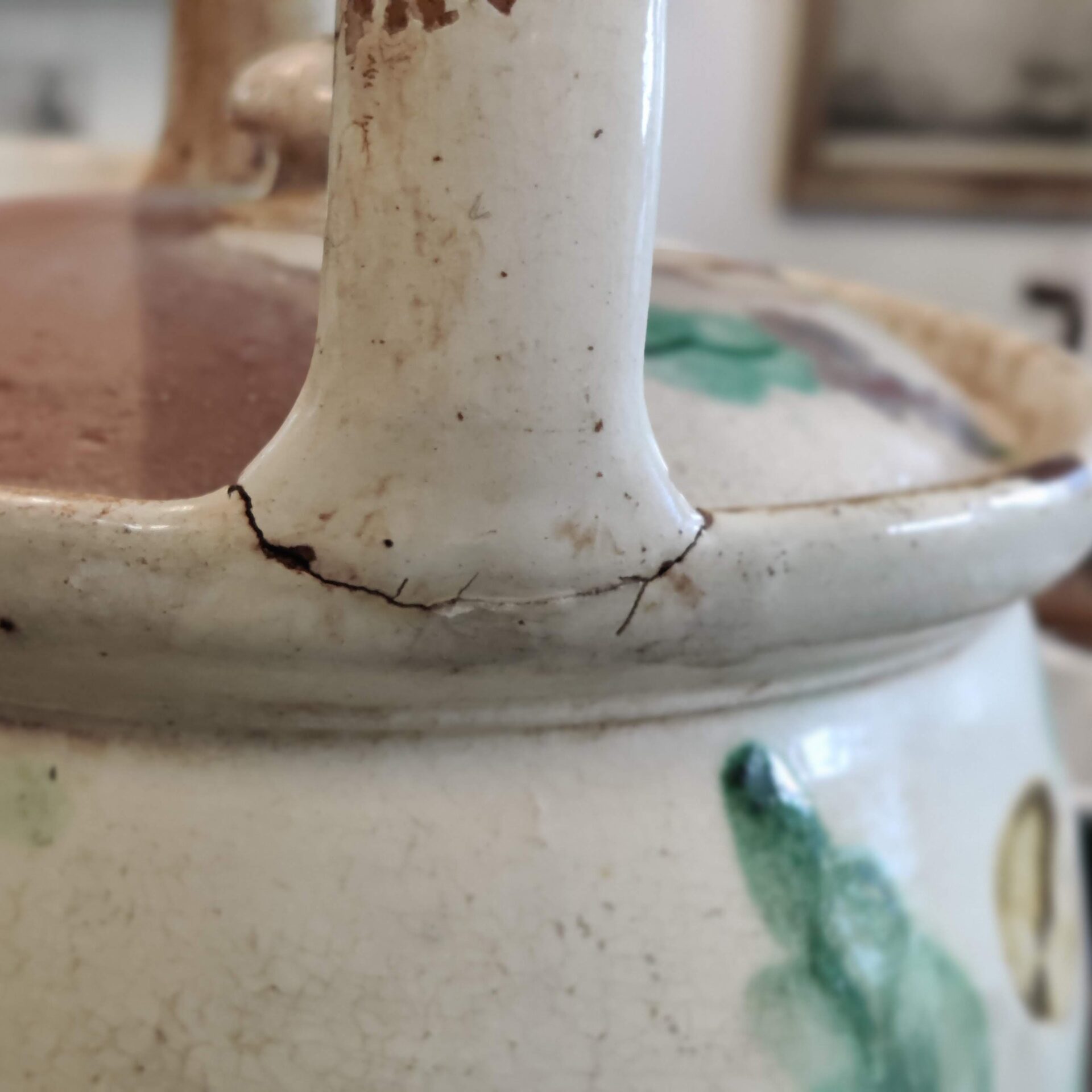 Barselspotte i lertøj fra 1800-tallet