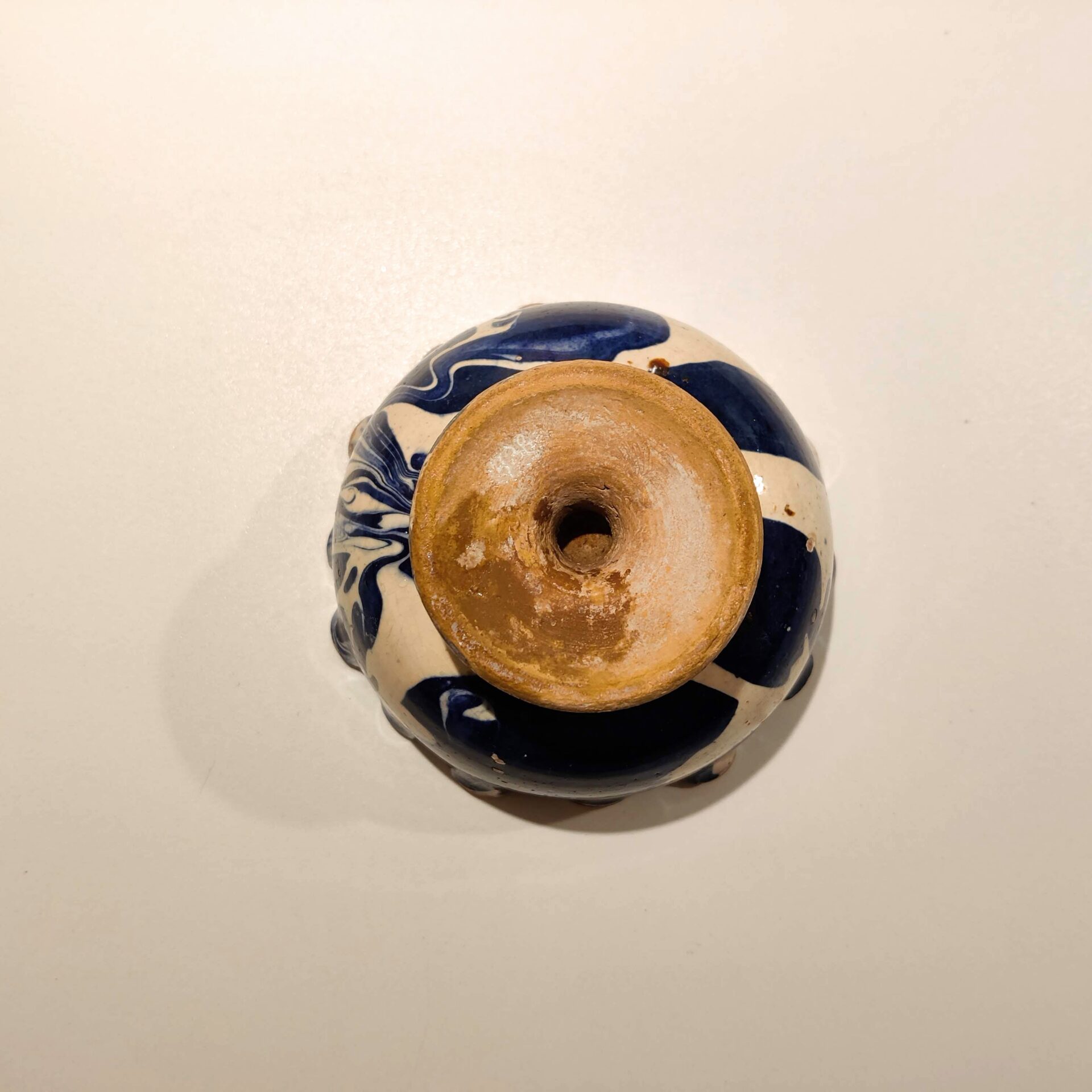 Dansk lertøjs skål med bølget kant