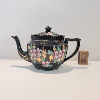 Antik sort tekande med blomster