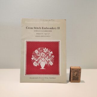 Cross Stitch Embroidery II Korstingsarbejder tegnet af Gerda Bengtsson